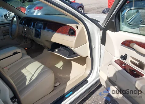 2006 Lincoln Town Car Signature z USA, uszkodzony, nr VIN 1LNHM81V56Y614936